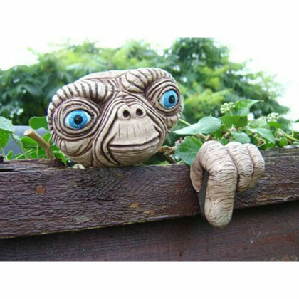 ET Alien Face Finger Ornament Resin Statue Garden Wall Tree Home Creative Decor