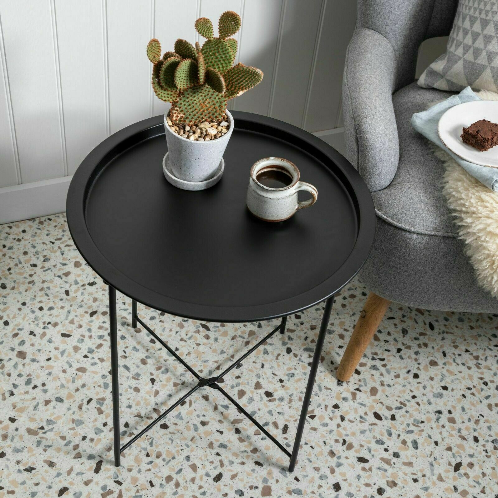 Round metal 2024 tray coffee table